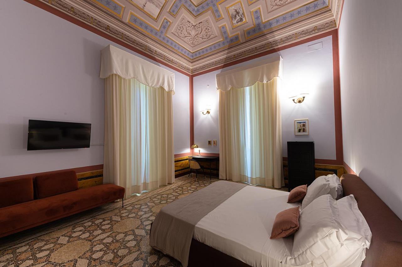 Palazzo Francesco Grassi Bed & Breakfast Aradeo Bagian luar foto