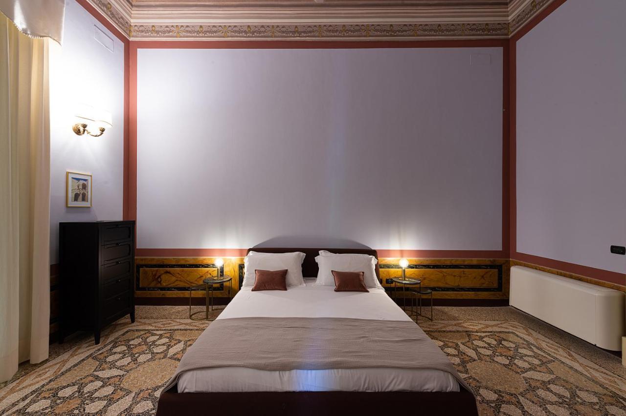 Palazzo Francesco Grassi Bed & Breakfast Aradeo Bagian luar foto
