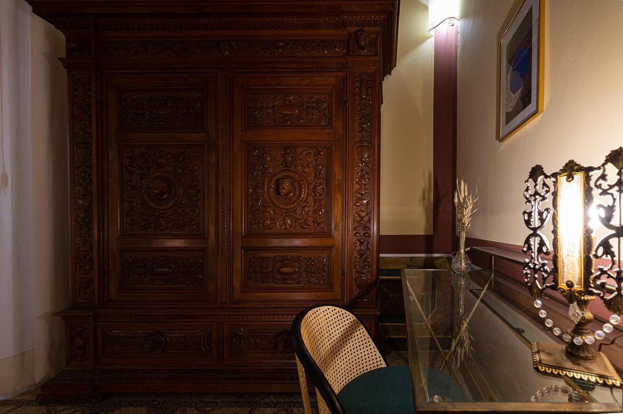 Palazzo Francesco Grassi Bed & Breakfast Aradeo Bagian luar foto