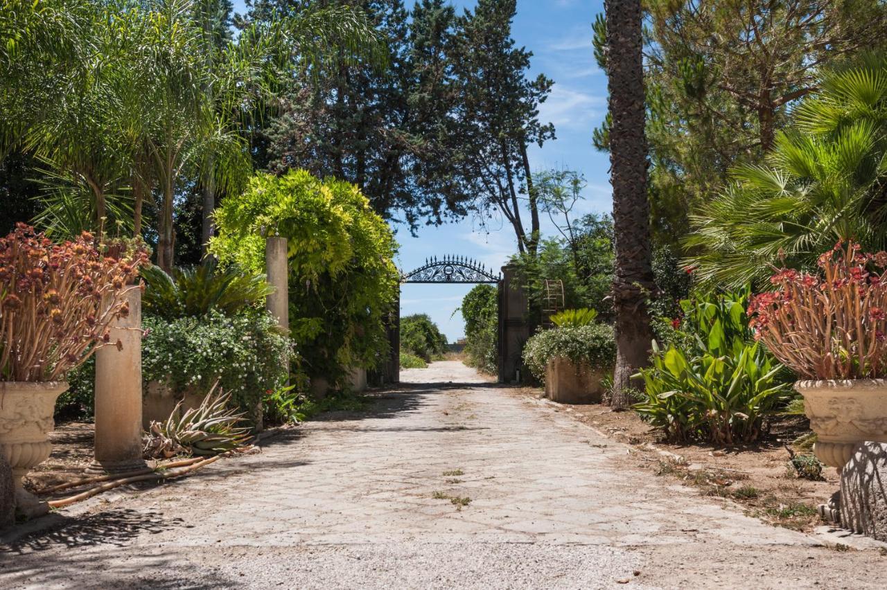 Palazzo Francesco Grassi Bed & Breakfast Aradeo Bagian luar foto
