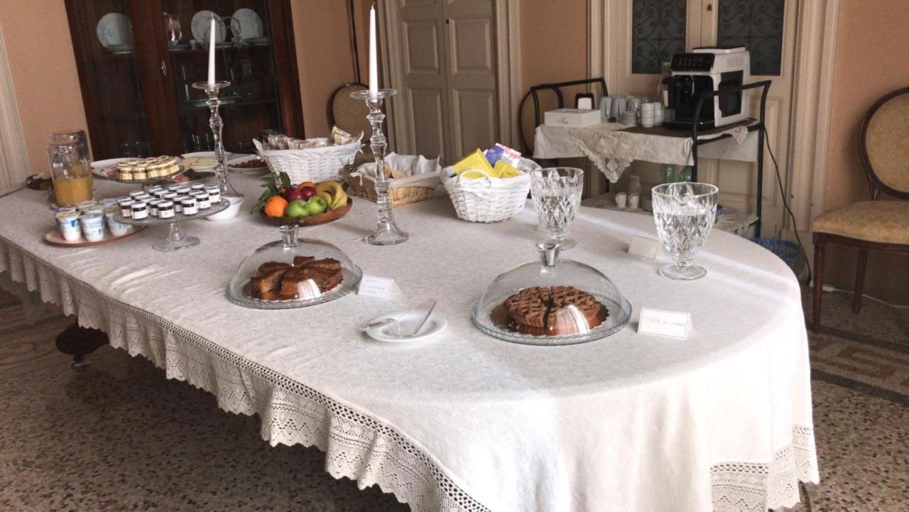 Palazzo Francesco Grassi Bed & Breakfast Aradeo Bagian luar foto
