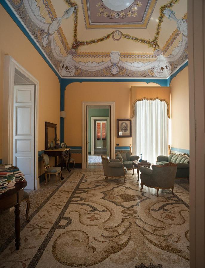 Palazzo Francesco Grassi Bed & Breakfast Aradeo Bagian luar foto